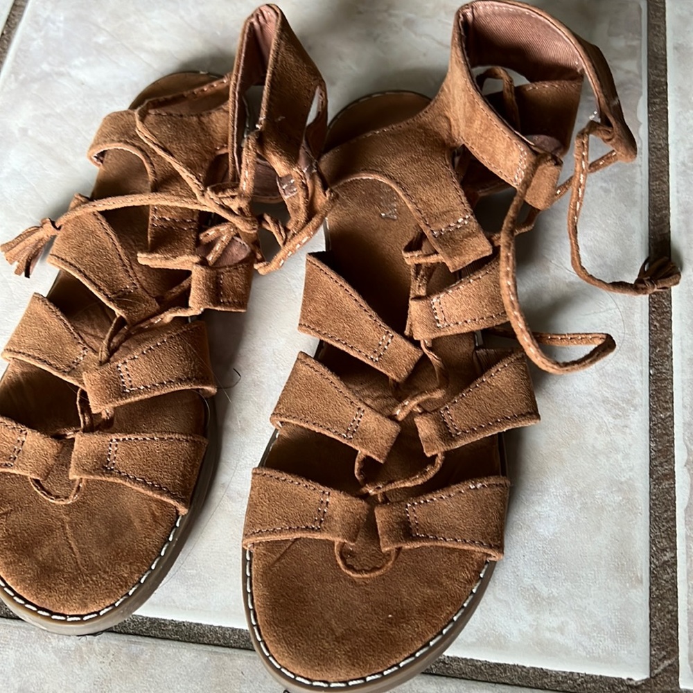 Very gently used old navy flat gladiator sandals size 6 brown
